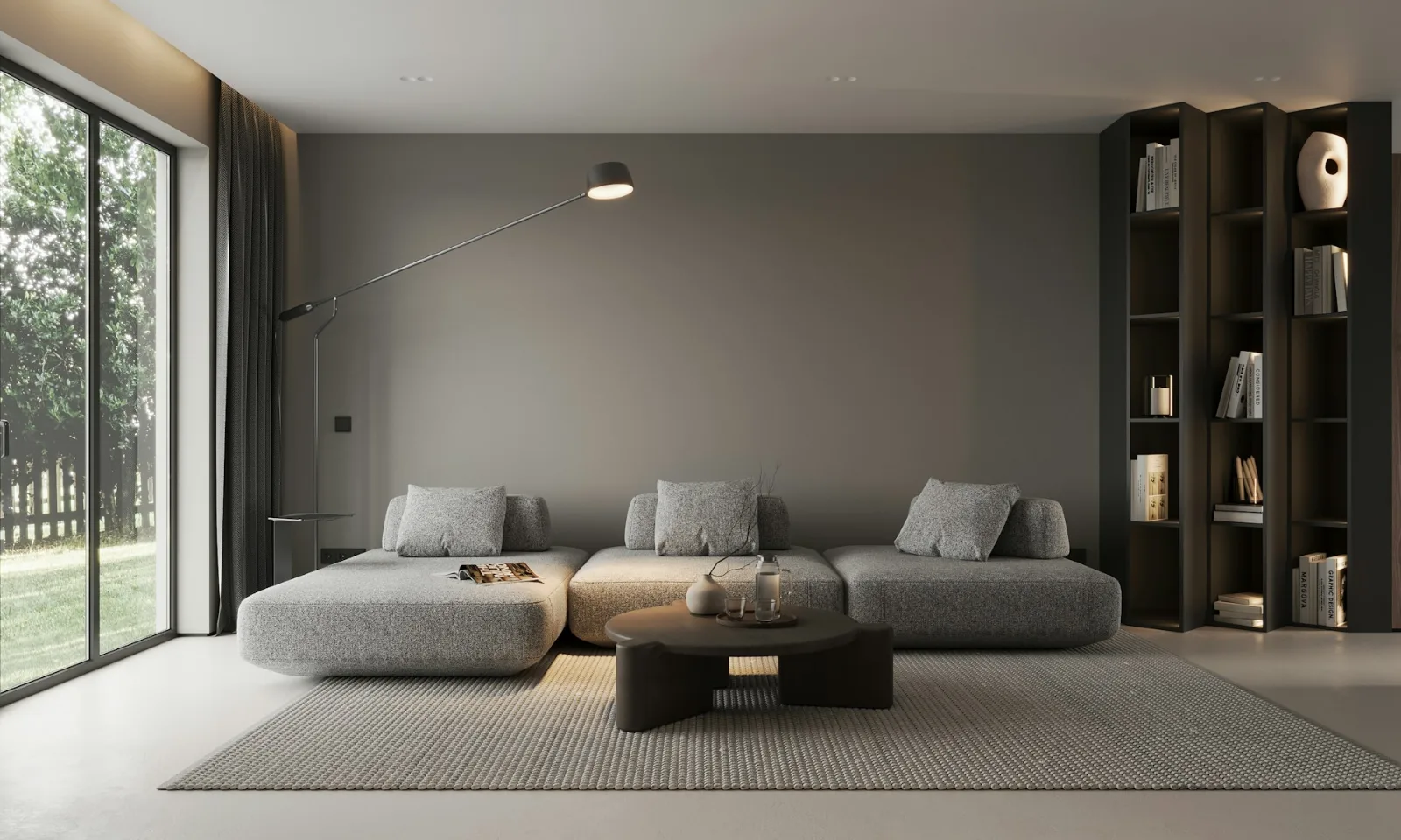Sala com sofá cinza e parede ao fundo para testar cores e texturas